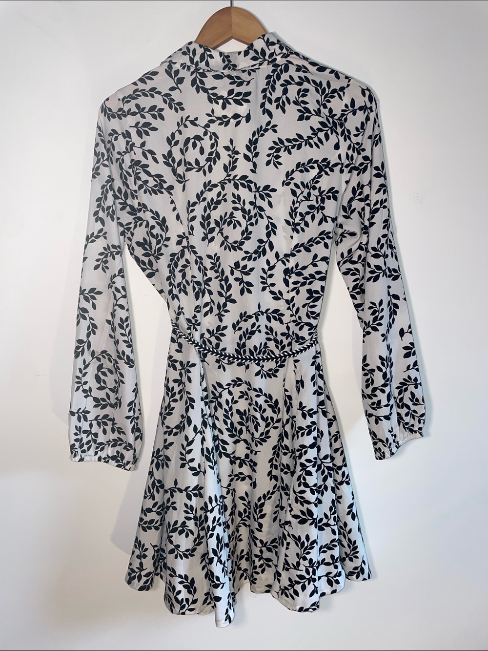 NWT - INDULGE Black and White Long Sleeve Leaf-Print Shirt Dress with Belt - Picture 4 of 7
